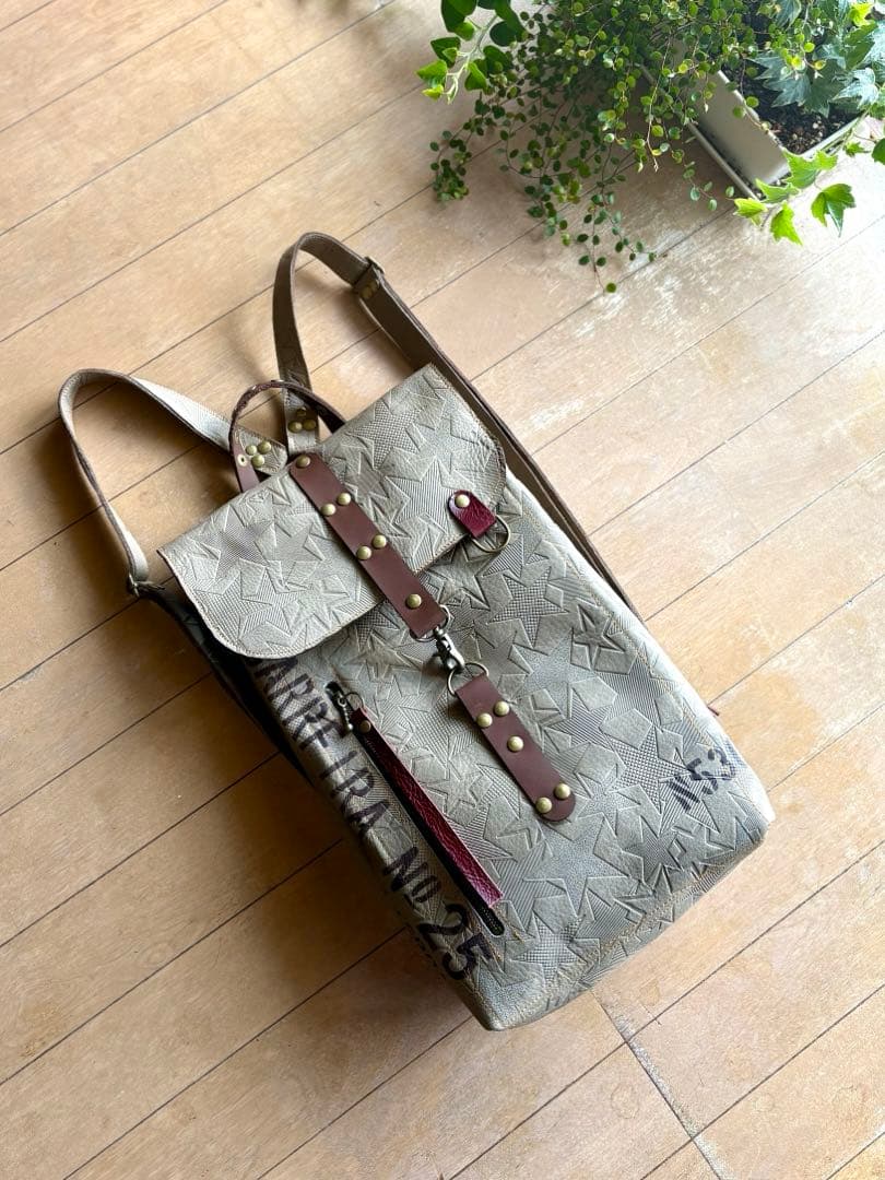 牛革薄カーキ星型押しの大きめリュック