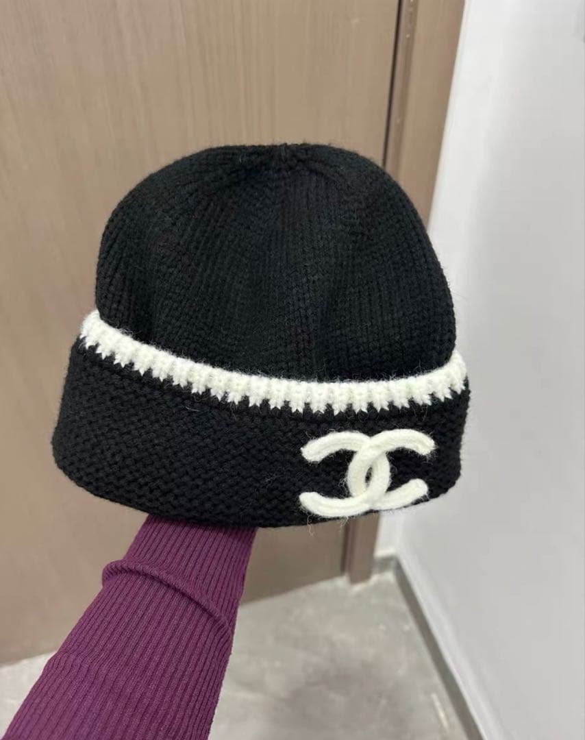 CHANEL ニット帽 黒/白 ロゴ入り ノベルティ