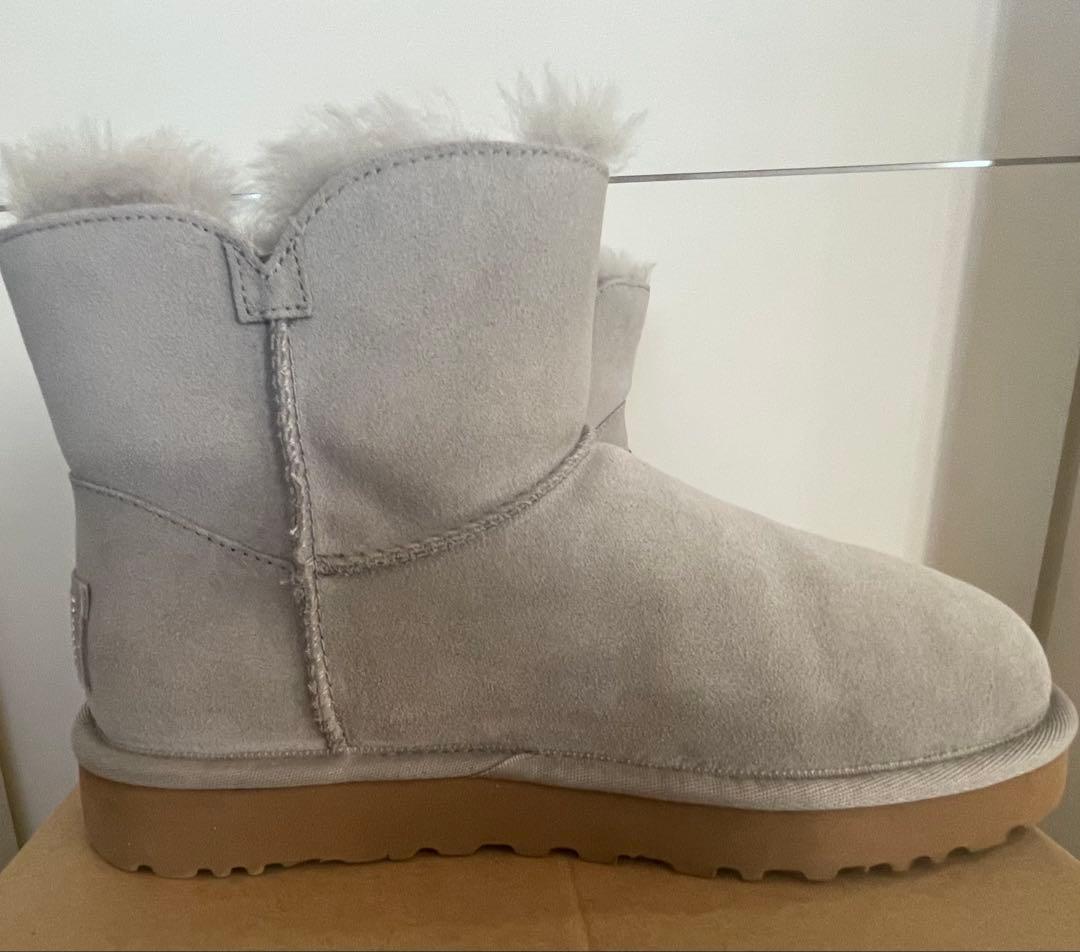 美品UGGムートンブーツ グレー7 スワロフスキーWOTERRESISTANT