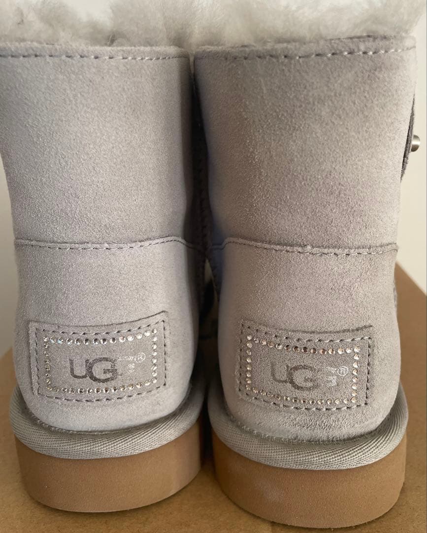 美品UGGムートンブーツ グレー7 スワロフスキーWOTERRESISTANT