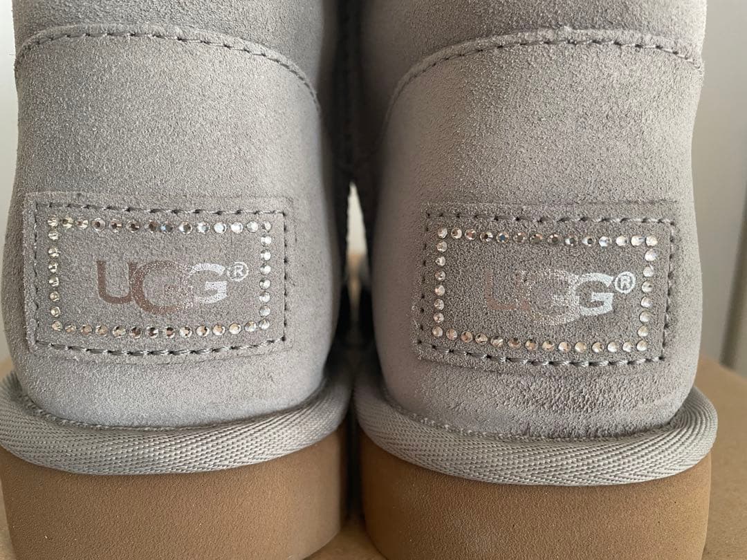 美品UGGムートンブーツ グレー7 スワロフスキーWOTERRESISTANT
