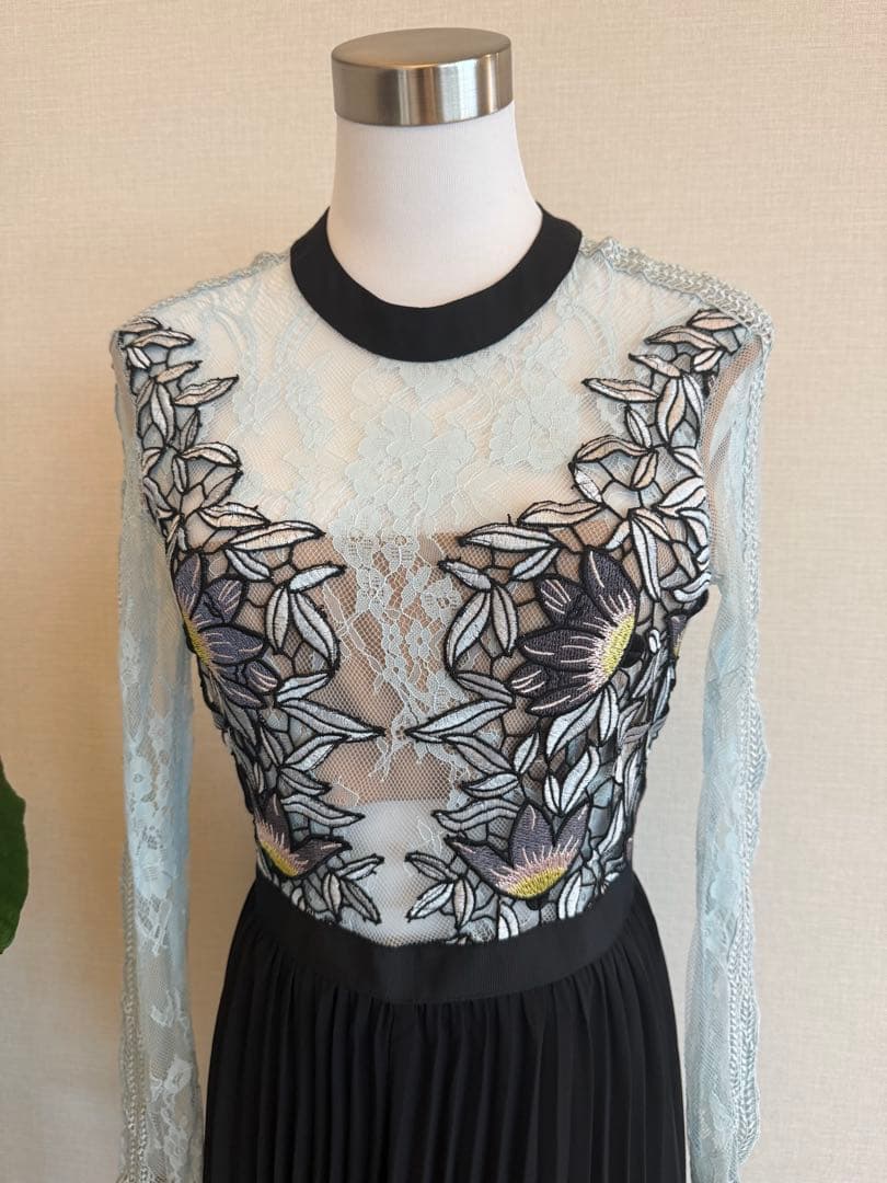 ロングドレス　レース刺繍