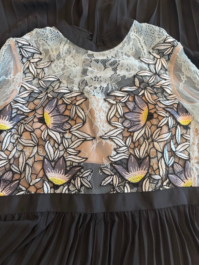 ロングドレス　レース刺繍