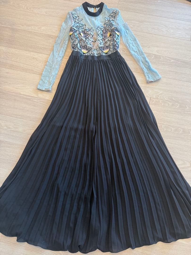 ロングドレス　レース刺繍