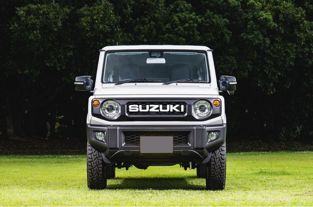 ジャンボ‼️ジムニー シエラ ノマド グリル未塗装 ジャンボエンブレム ホワイト①