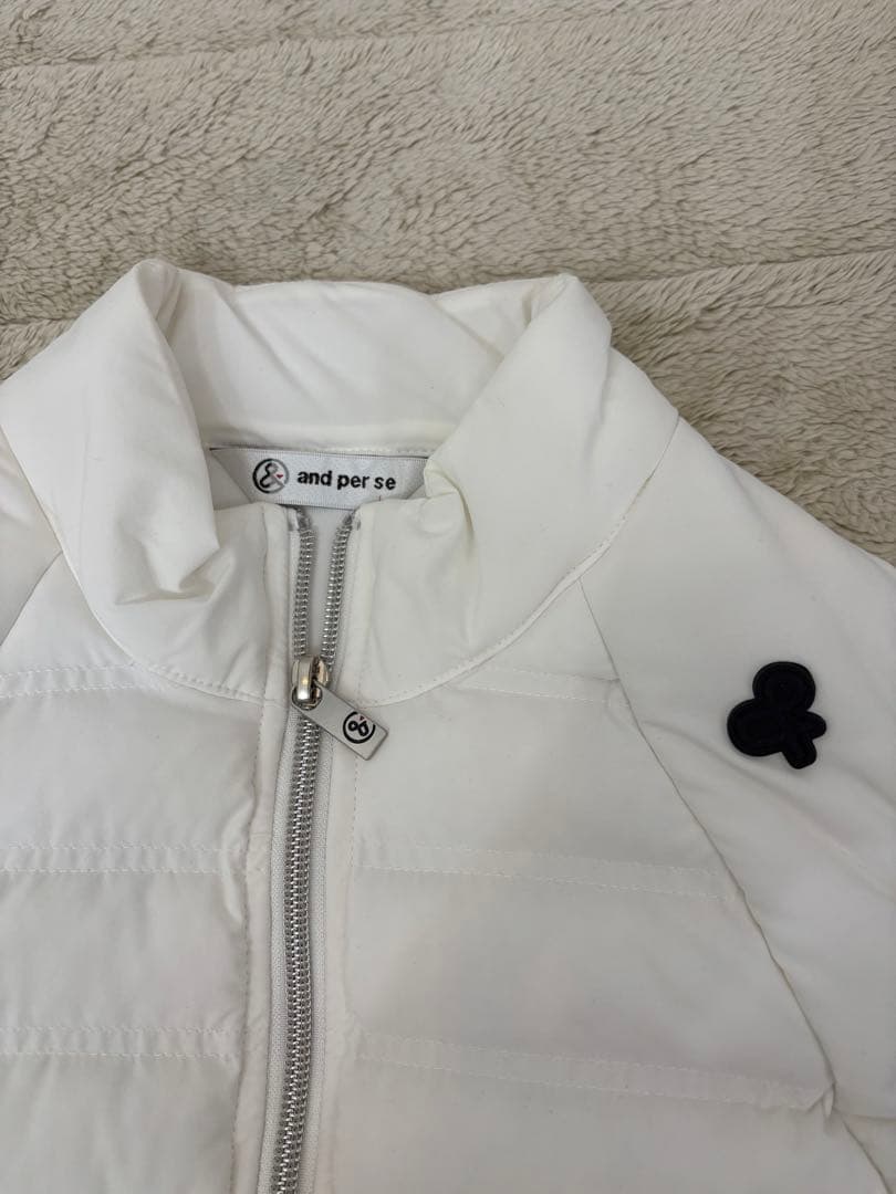 :and per seノースリーブダウンベスト