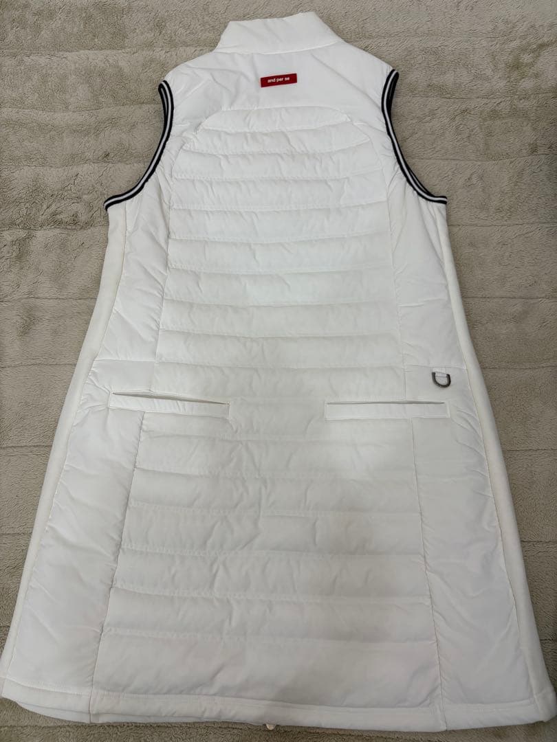 :and per seノースリーブダウンベスト