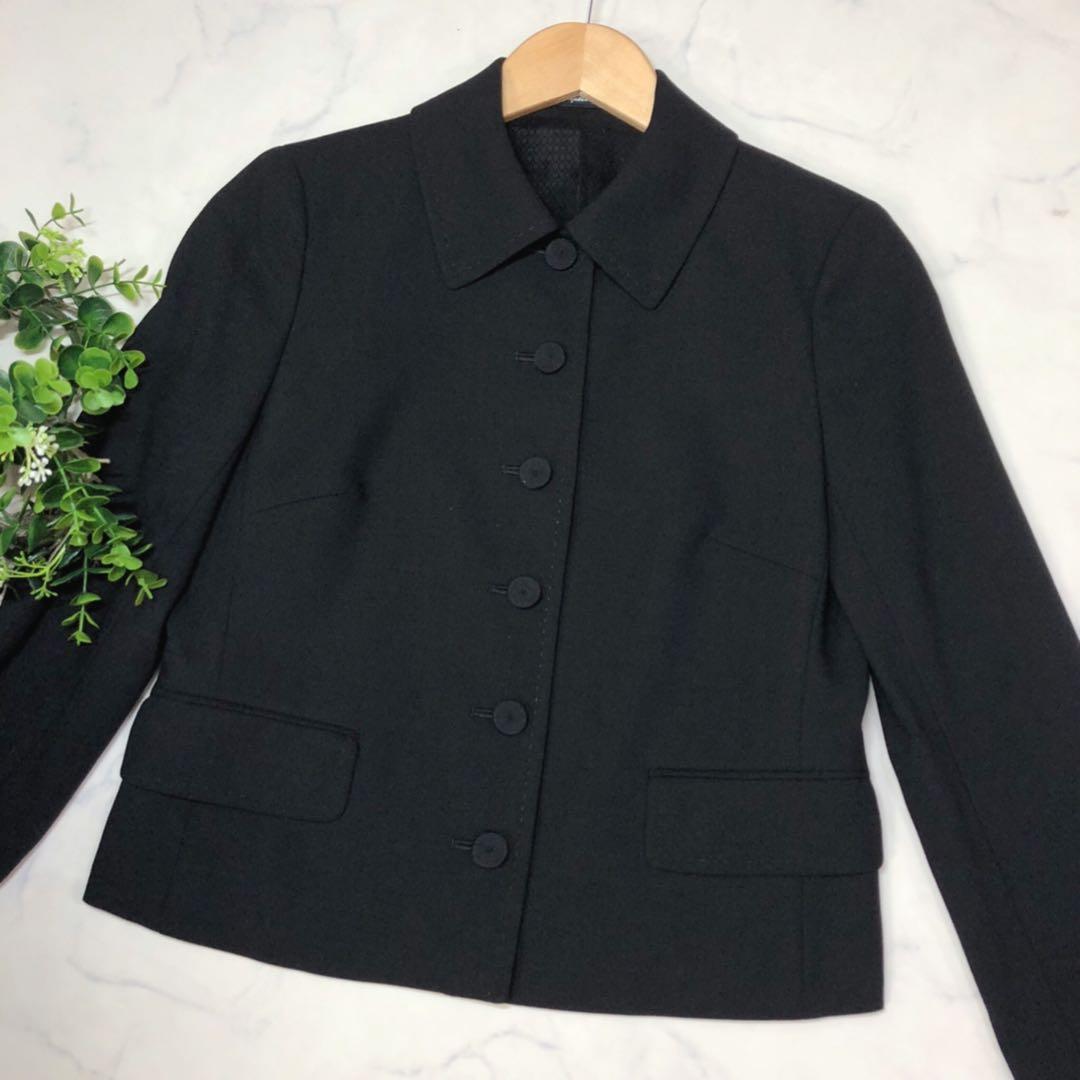 アクアスキュータムの上品な襟付きウールジャケット黒ブラック