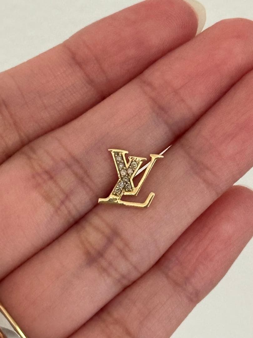 K18 0.05ct ダイアモンドLouis Vuitton ロゴピアス