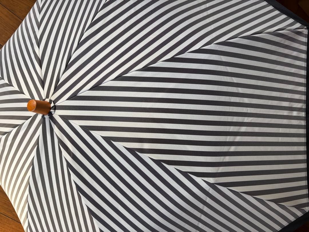 【日傘】サンバリア100 ２段折 / 白黒ストライプ(木ストレート手元)