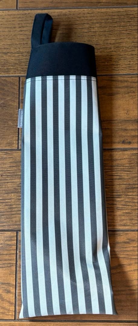 【日傘】サンバリア100 ２段折 / 白黒ストライプ(木ストレート手元)