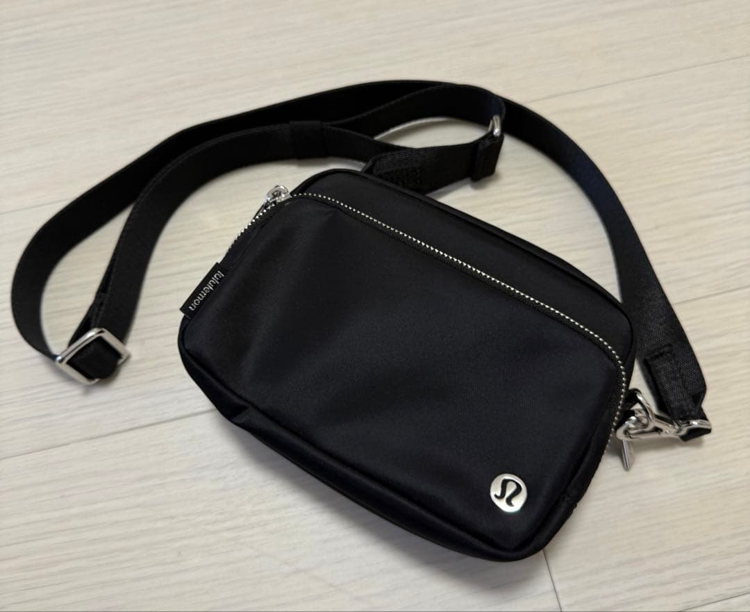 ルルレモン　クロスボディバッグ