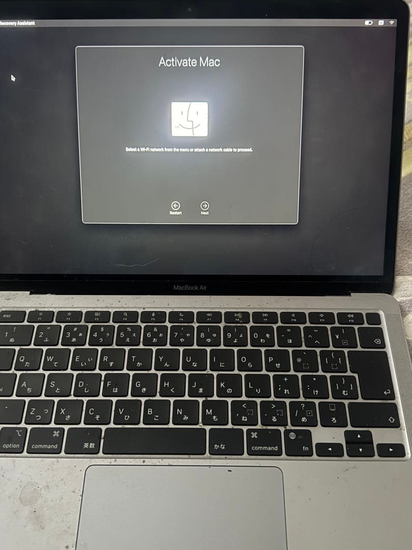 MacBook Air スペースグレー アクティベート中