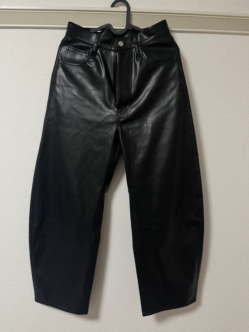 カレンソロジー　フェイクレザーカーヴィーパンツ