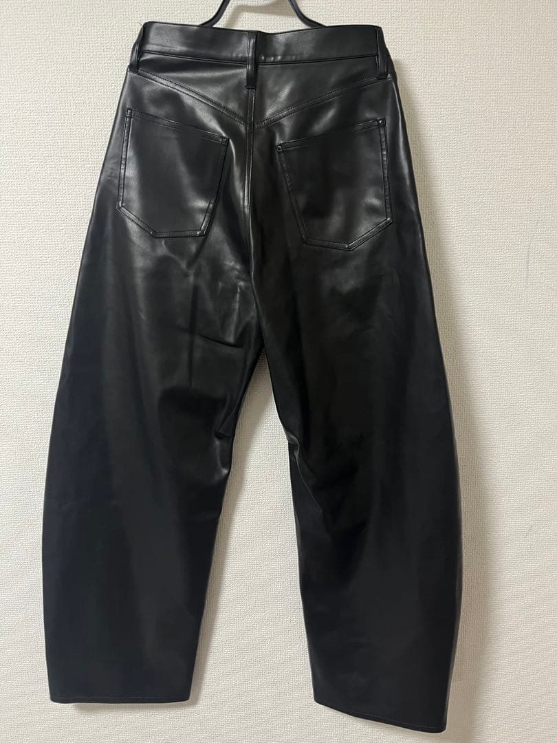 カレンソロジー　フェイクレザーカーヴィーパンツ