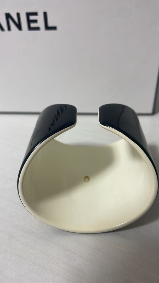 【値下げしました！】CHANEL ロゴバングル ブラック・ホワイト