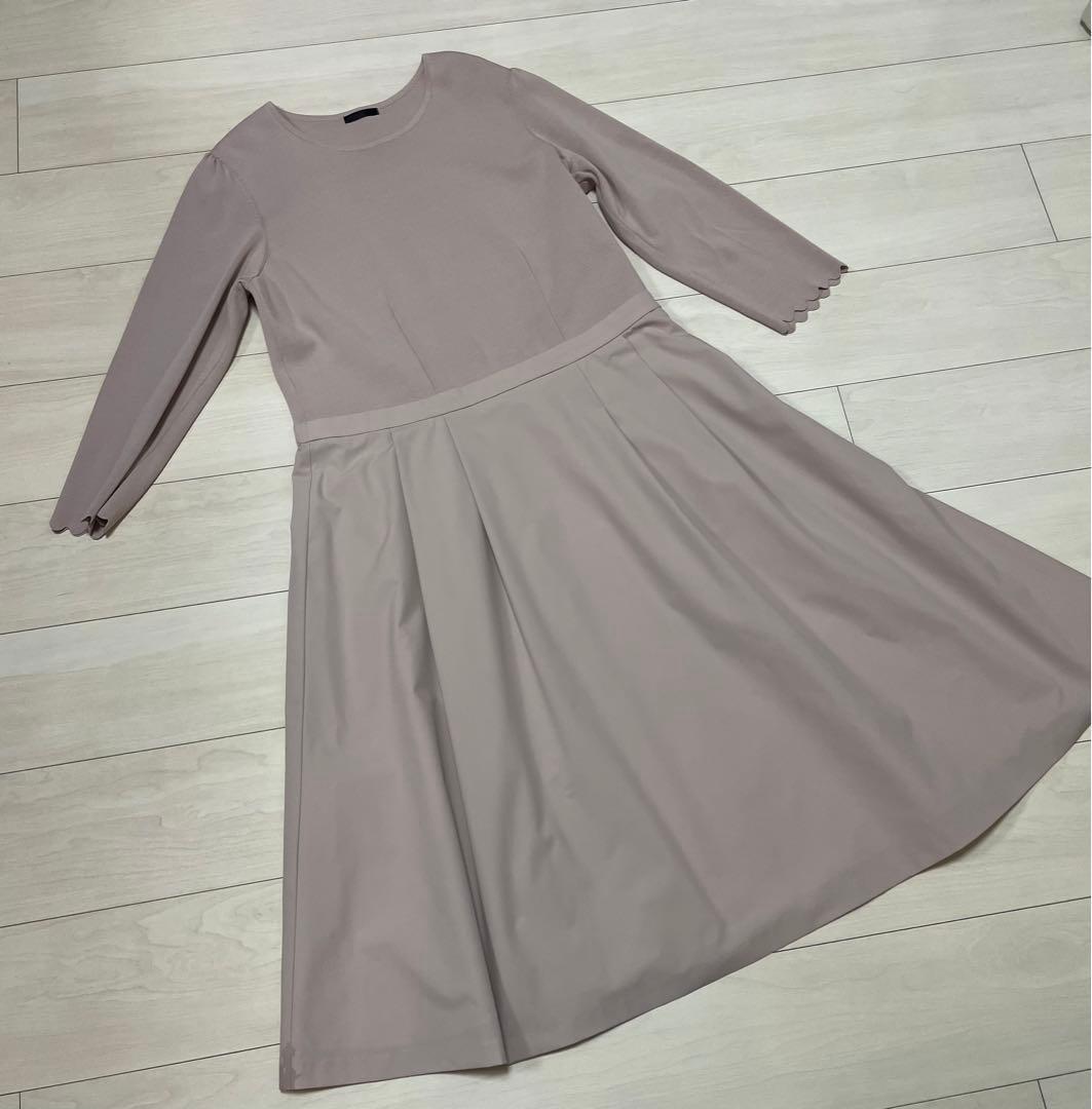 TO BE CHIC ピンクベージュ　お袖スカラップのかわいいワンピース　44