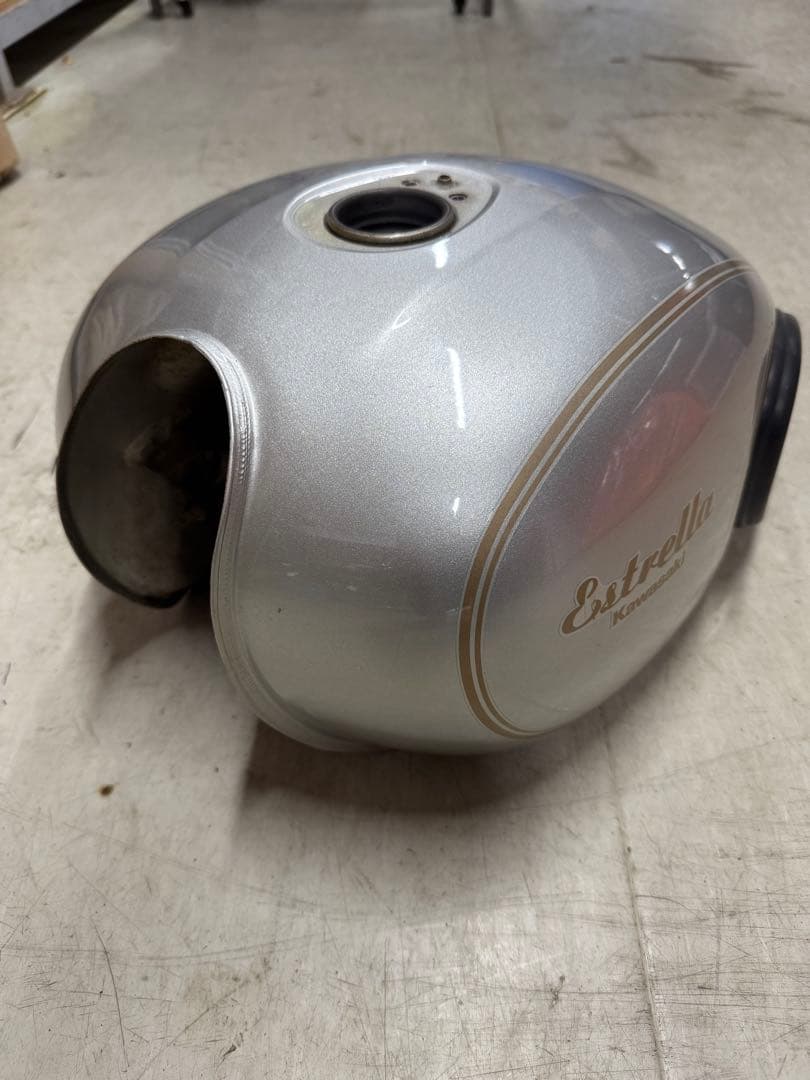 ⭐︎カワサキエストレア純正タンク　キャブ車⭐︎