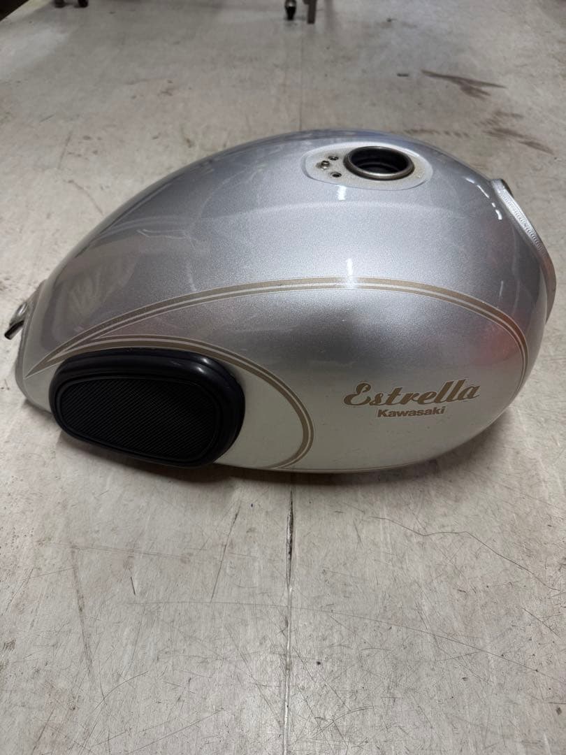⭐︎カワサキエストレア純正タンク　キャブ車⭐︎
