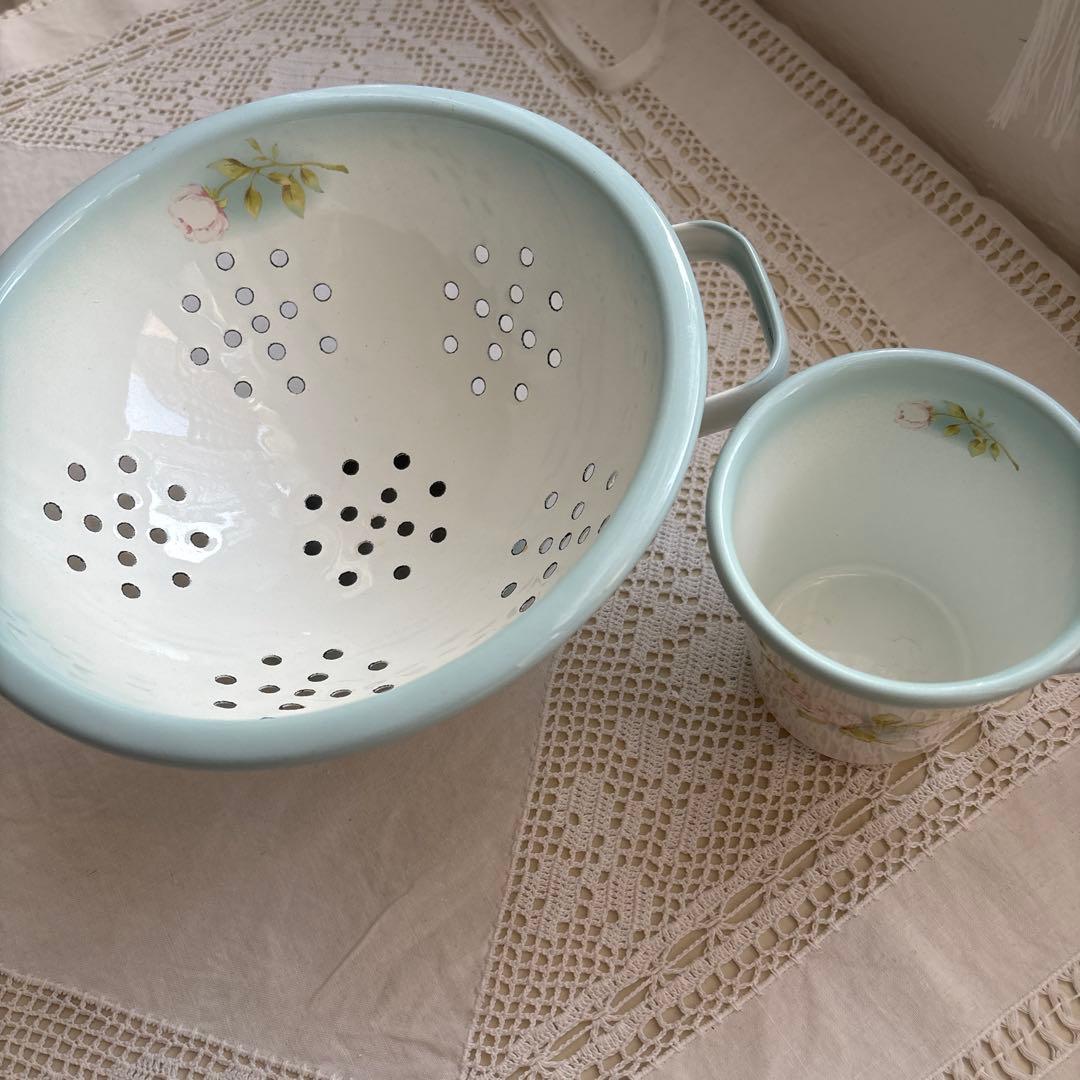 イマンホーローコランダーとコップ