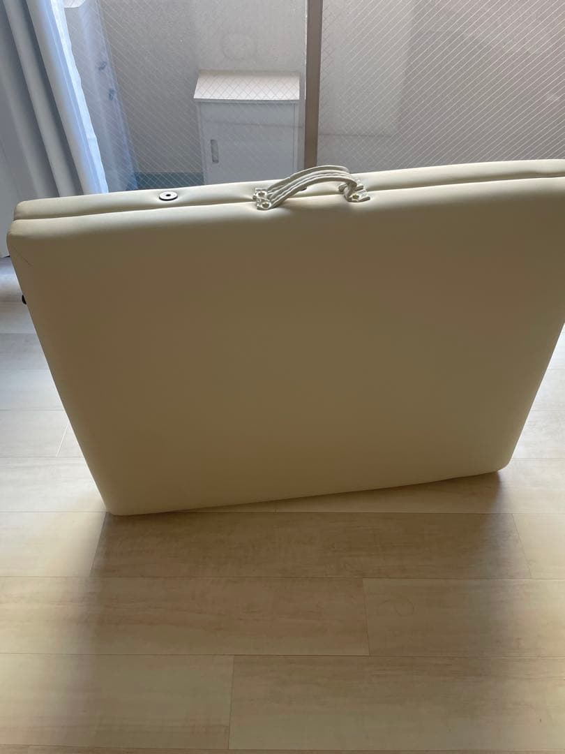 エステサロン　施術ベッド