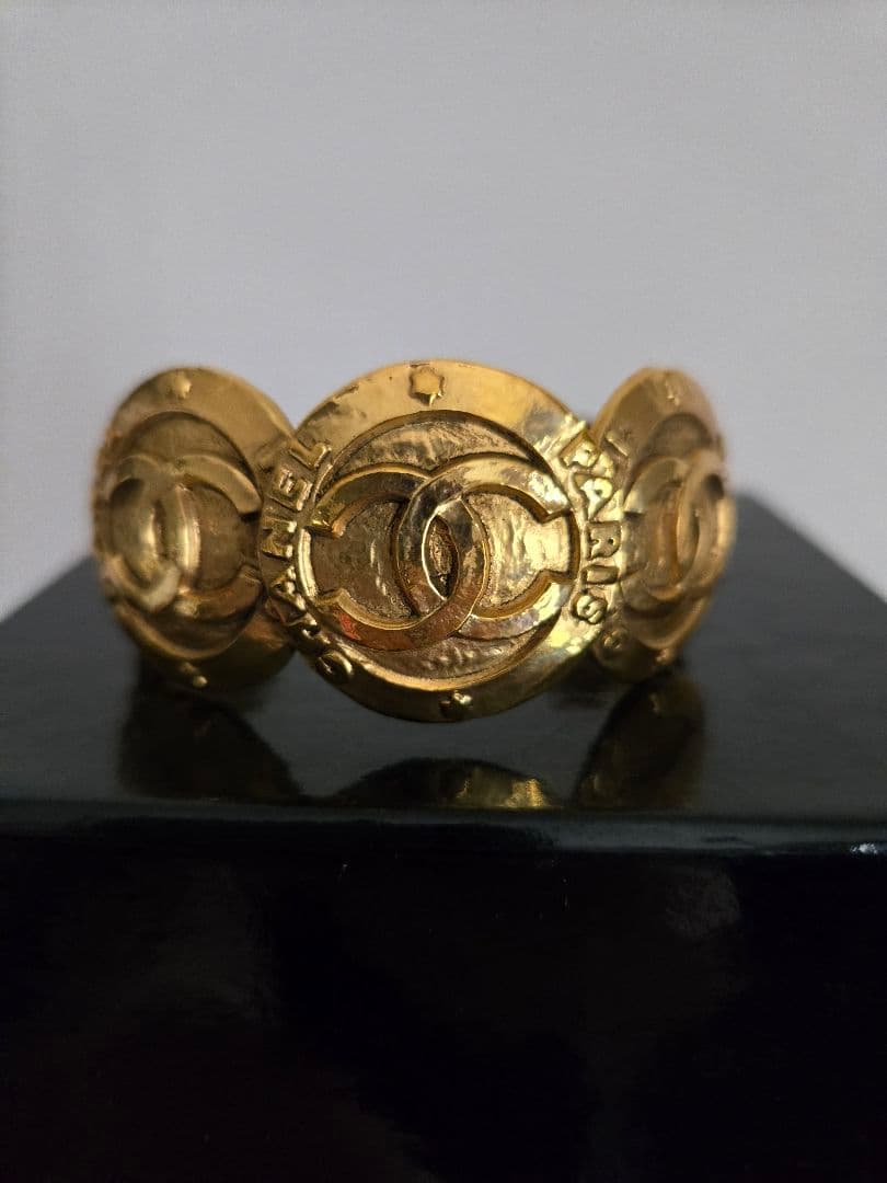 CHANEL ゴールドバングル ロゴデザイン　ヴィンテージ