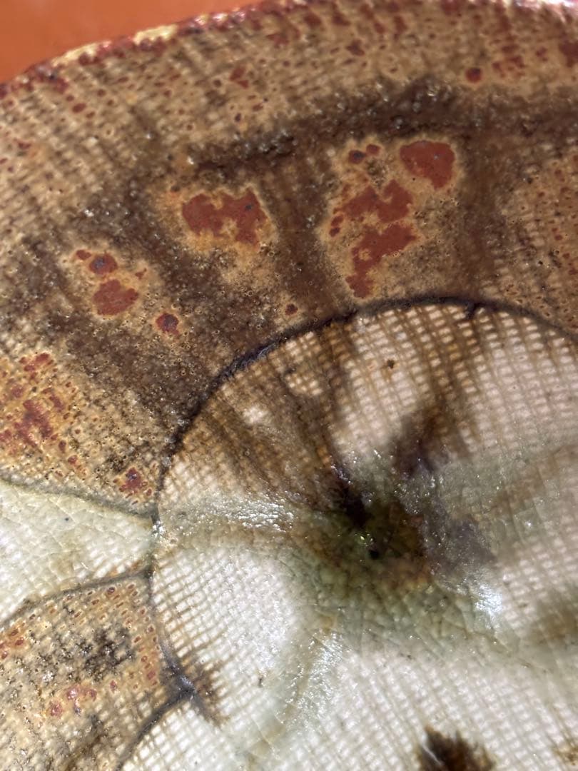 河井寛次郎作柿緑釉麻布目輪花三ツ足皿　製作番一　森の器