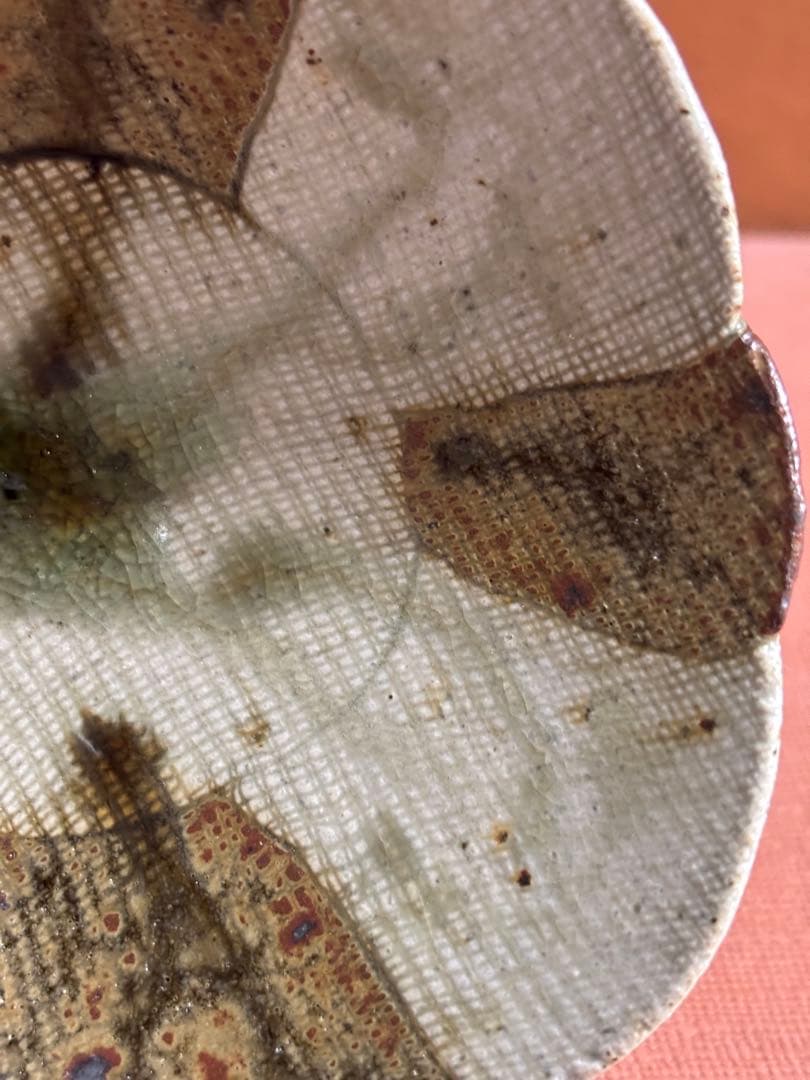 河井寛次郎作柿緑釉麻布目輪花三ツ足皿　製作番一　森の器