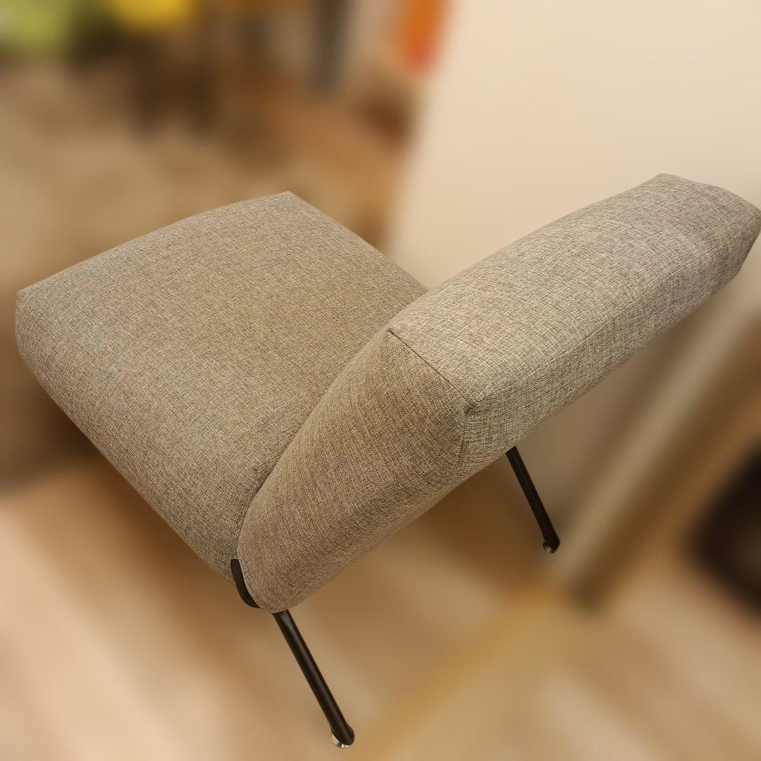 グレーのシンプルな一人掛けソファ