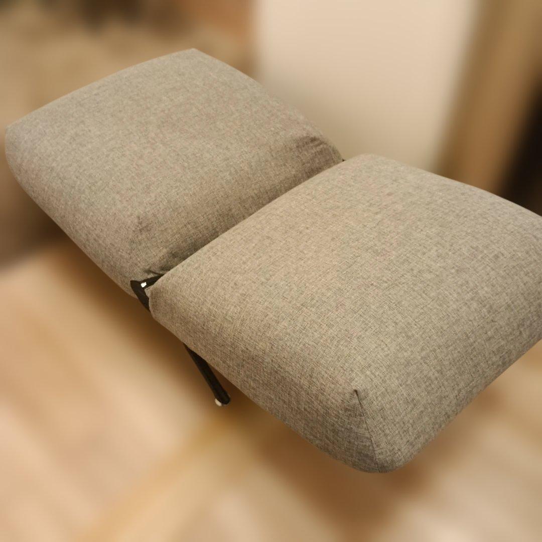 グレーのシンプルな一人掛けソファ