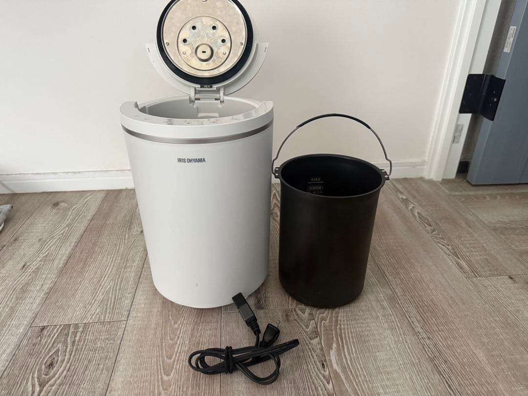 【美品】アイリスオーヤマ スチーム式加湿器 AHM-MH60-W ホワイト