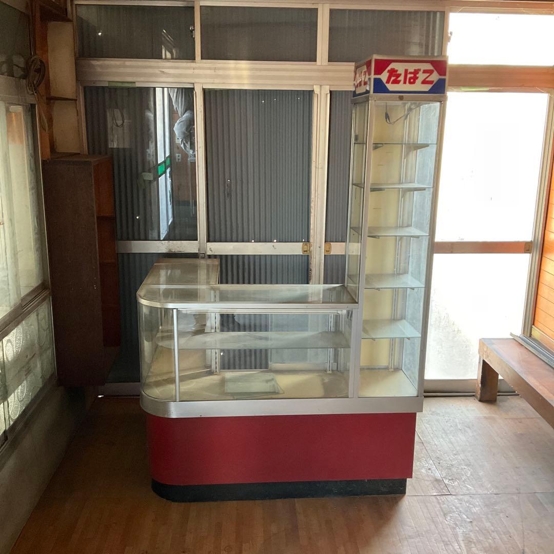 昭和家具　タバコ屋さんのガラスコーナーカウンター　赤と白のショーケース