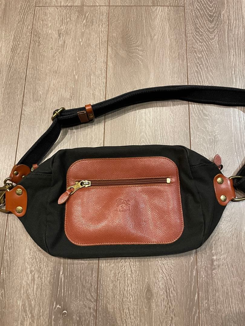 [値下げ！] イルビゾンテ　ボディーバッグ　ショルダーバッグ