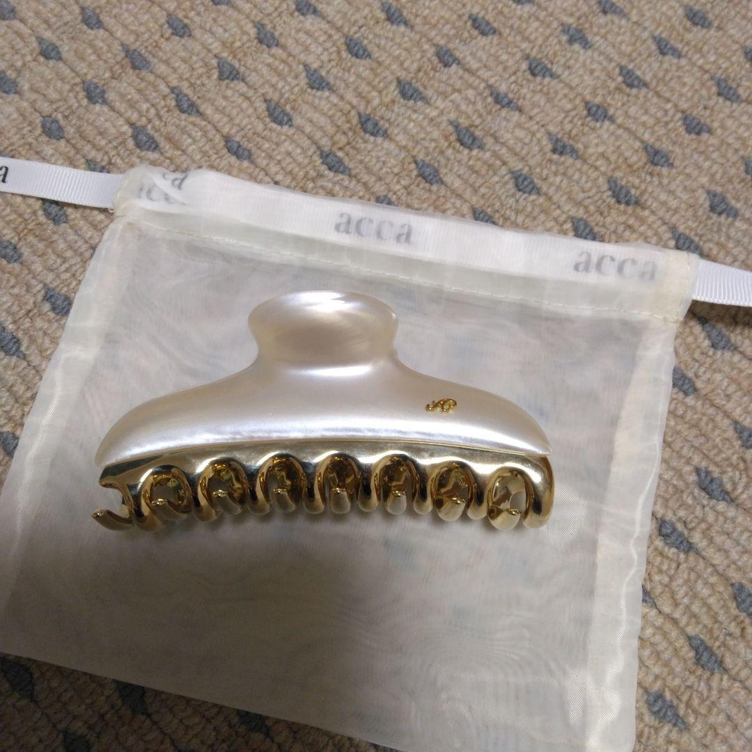 acca パールホワイト ゴールドトリム ヘアクリップ