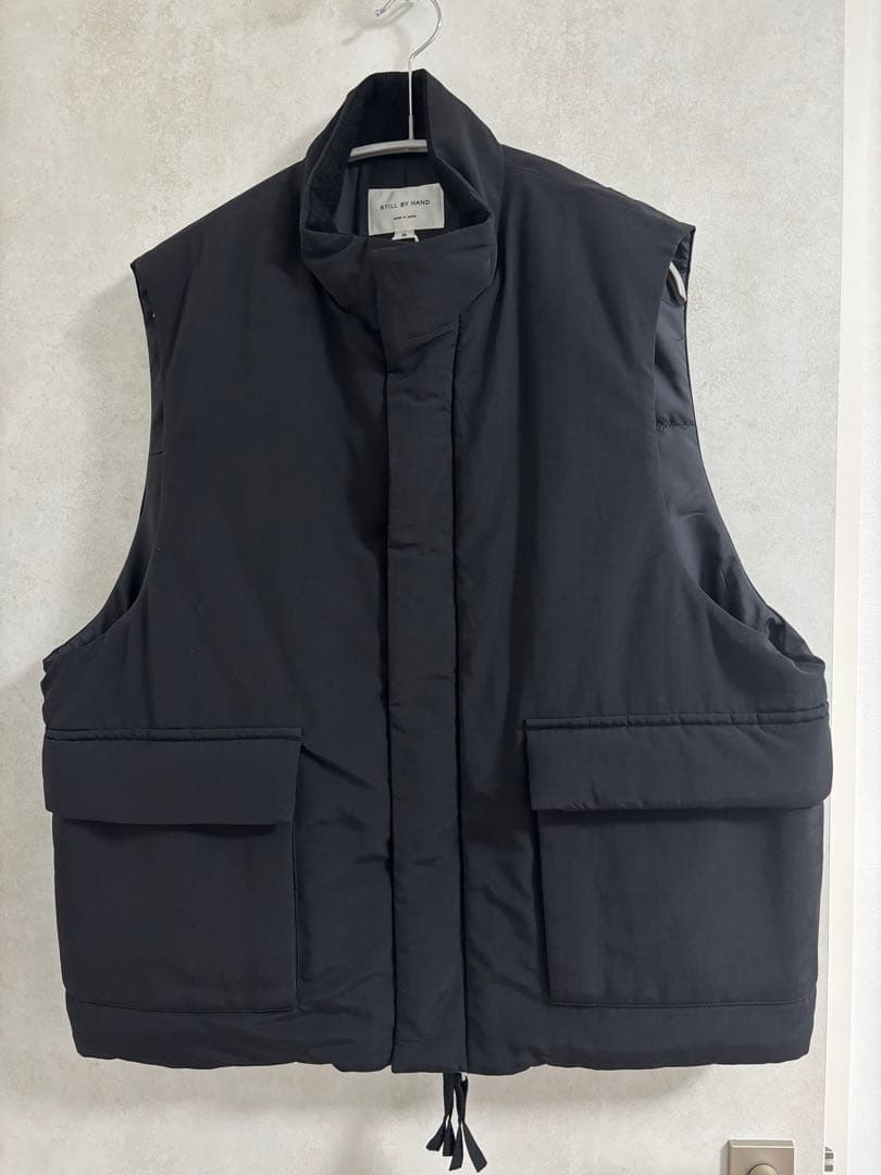 25aw STILL BY HAND シンサレートナイロンベスト スタンドカラー