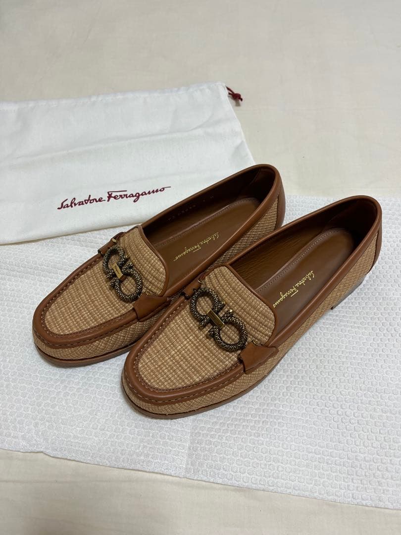 Salvatore Ferragamo ローファー 7 ベージュ　ガンチーニ