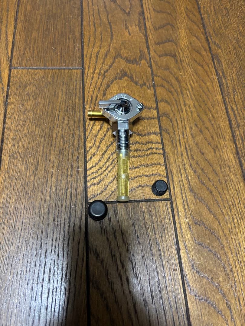 バイク用スポーツスタータンク（未塗装）と燃料コック