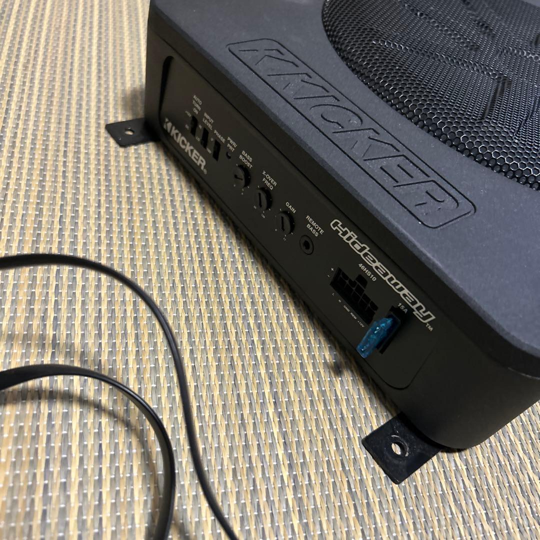 KICKER コンパクトウーファーアンプ付き。要説明分