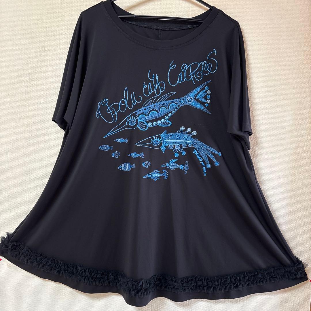 『未使用に近い』⭐️トクコプルミエヴォル⭐️黒地に魚刺繍ラグラン裾フリルチュニック❣️