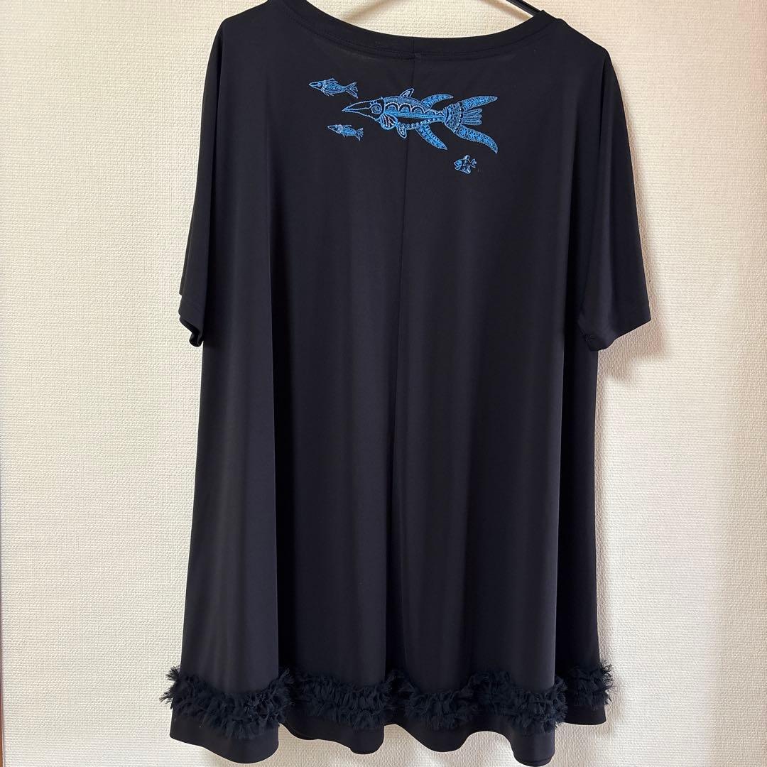 『未使用に近い』⭐️トクコプルミエヴォル⭐️黒地に魚刺繍ラグラン裾フリルチュニック❣️