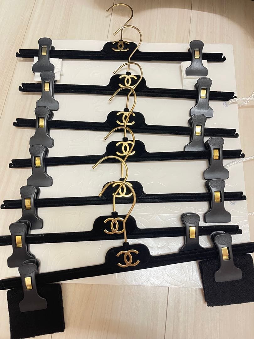 シャネルロゴ付き衣類ハンガー7本セット