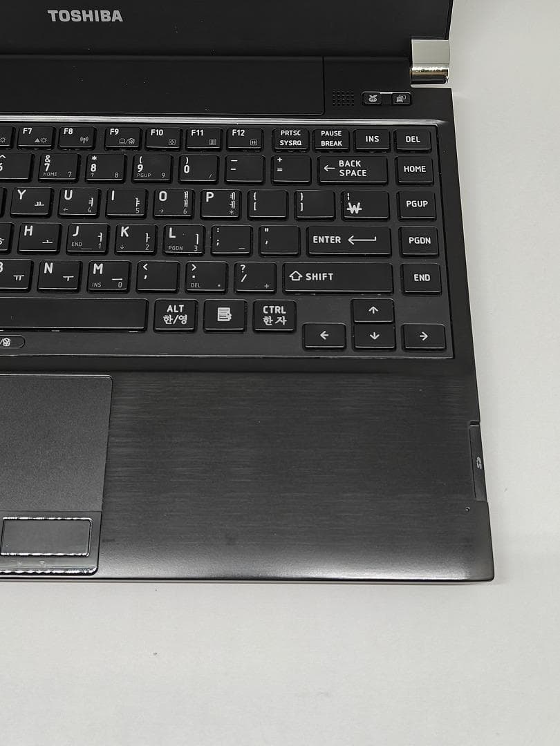 【東芝】爆速 Corei7/新品SSD128GB ノートパソコン 13.3 E1