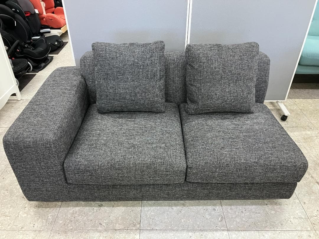 NOYES 2人掛けソファ 片側アーム オットマン付き グレー