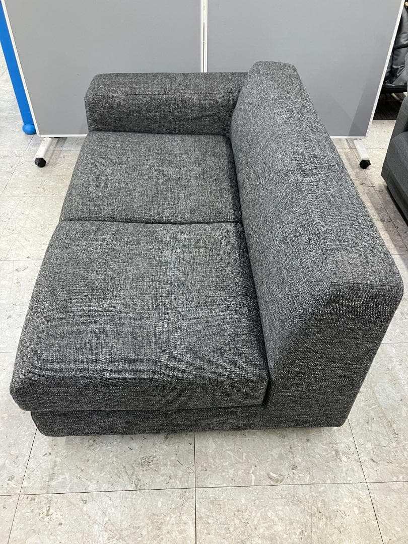 NOYES 2人掛けソファ 片側アーム オットマン付き グレー