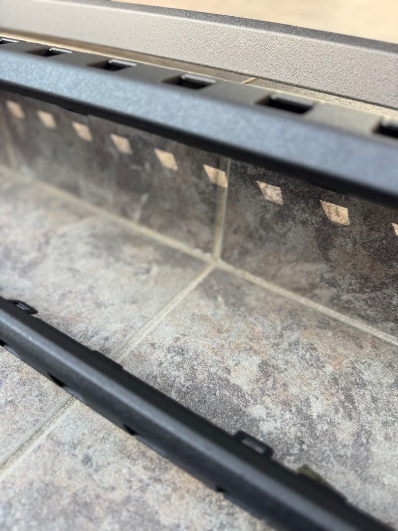 ランドクルーザー　250 グリル　エンブレム　モール　ラプターライナー塗装