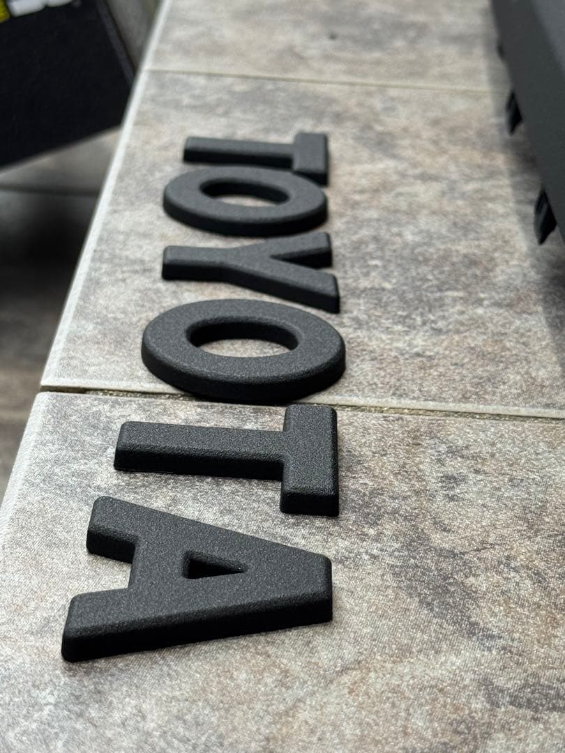 ランドクルーザー　250 グリル　エンブレム　モール　ラプターライナー塗装