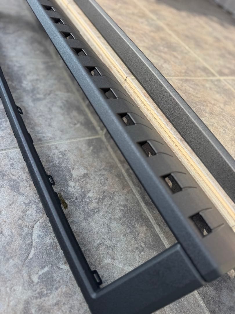 ランドクルーザー　250 グリル　エンブレム　モール　ラプターライナー塗装