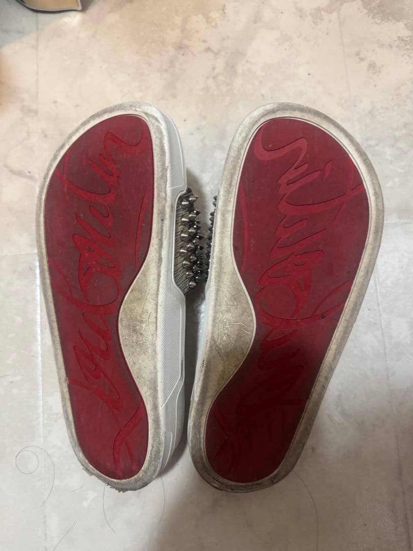 スパイク装飾の厚底サンダル