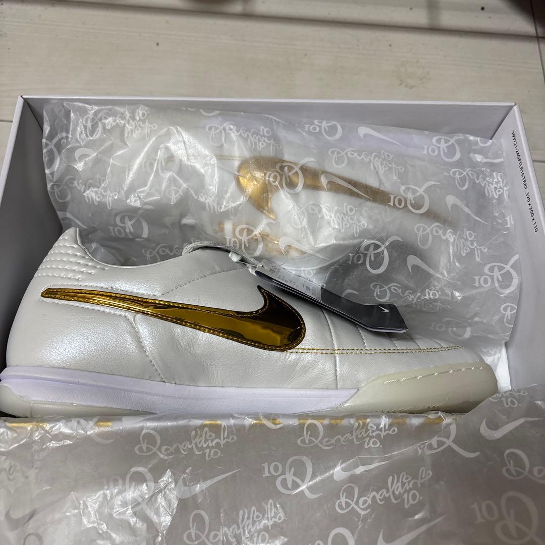 シューズ Ronaldinho x Nike Tiempo Legend of Gold