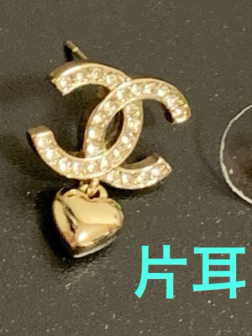 CHANEL 片耳 ゴールドトーン ハートチャームピアス